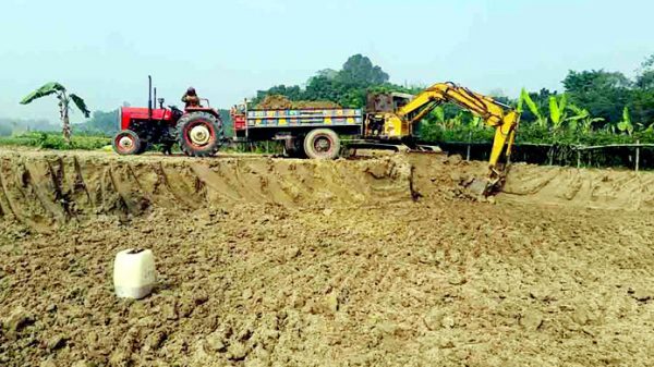 ফসলি জমির মাটি যাচ্ছে ইটভাটায়